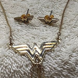 Gold Wonder Woman (s18) Necklace and Earring set